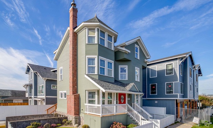 Newport Casa | Nye Beach 3-Story Victorian has Ocean Views, Beach Nearby, Two Bedrooms