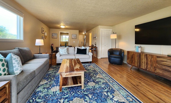 Newport Casa | Nye Beach! Restaurants, Shop & Walk to Beach!