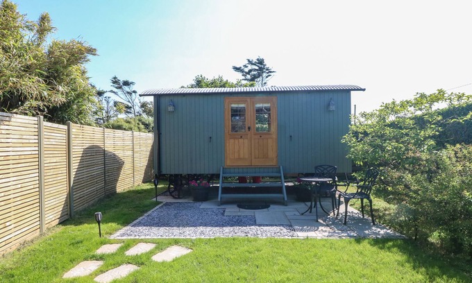 Llanfaelog Cabaña | NYTH BACH, pet friendly, country holiday cottage in Rhosneigr