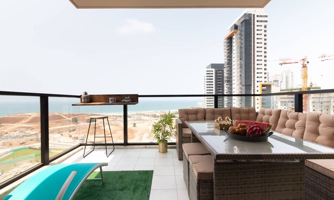 Bat Yam Apartamento | O&O Group - 3 BR SeaFront APT/Prestigious Tower
