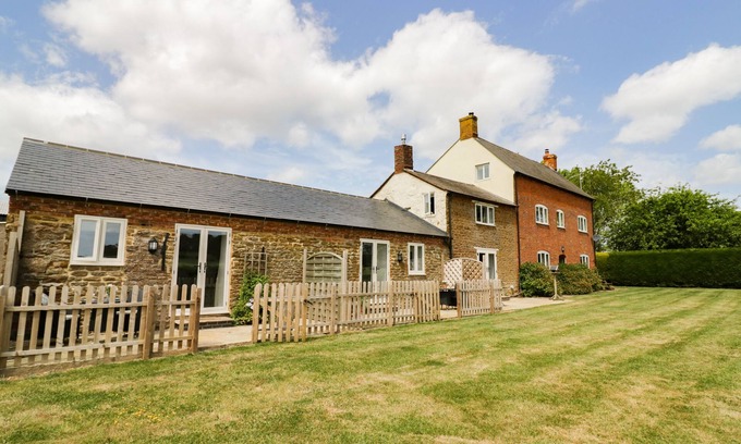 Daventry Cabaña | OAK BARN, pet friendly, with a garden in Catesby