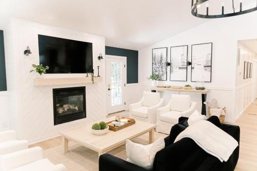 Mount Jackson Casa | Oak & Ember Lodge