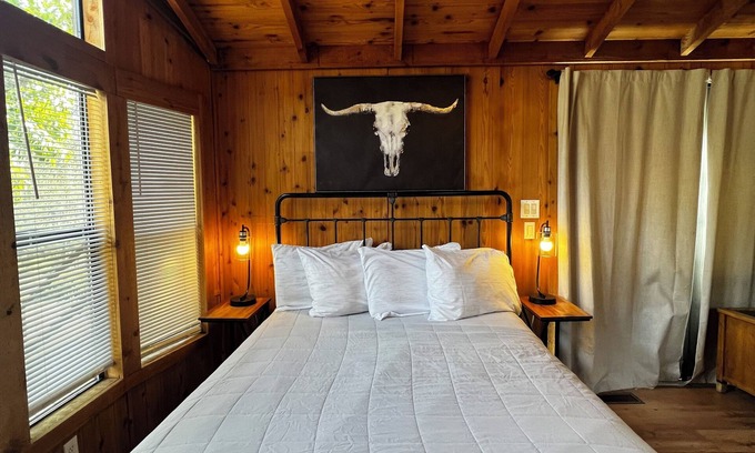 Three Rivers Cabina | Oak Grove Getaway: Unique & Secluded Cabin with Breathtaking Views, Wifi