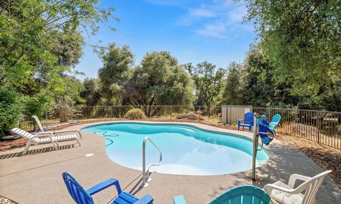 Ahwahnee Casa | Oak Hills Retreat - Gated Pool, BBQ & Fire Pit