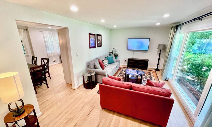 Silver Spring Casa | Oak House: Newly Remodeled Luxury Home Close to DC