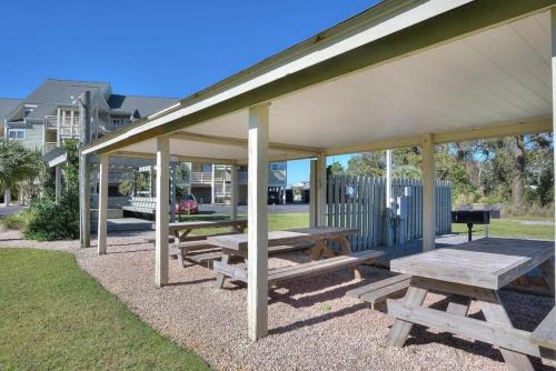 Caswell Beach Casa | Oak Island Beach Villa 202-Atlantic Breeze