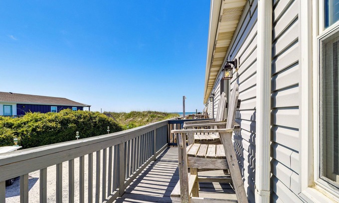 Tranquil Harbour Condominio | Oak Island Condo w/ Ocean View: Steps to Beach!