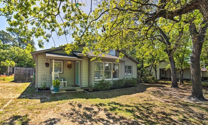 Tranquil Harbour Casa | Oak Island Home con patio cercado a pie de Long Beach.