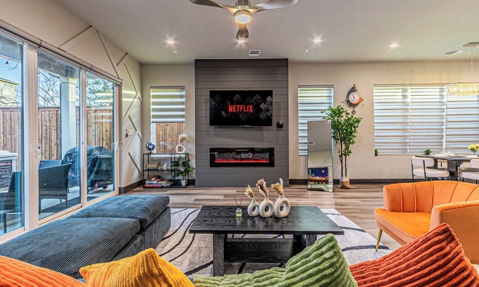 Dallas Casa | Oak Lawn Retreat - 7 King Beds, Games, Hot Tubs