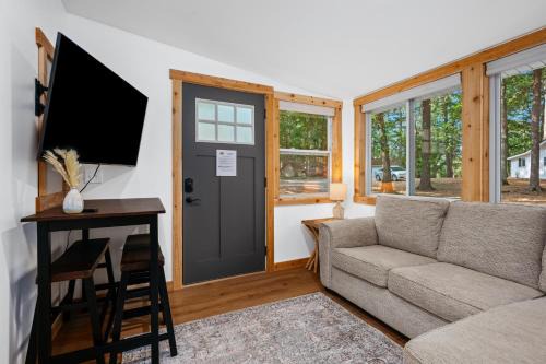 Mayfield Casa | Oak Leaf Cottage on Arbutus Lake