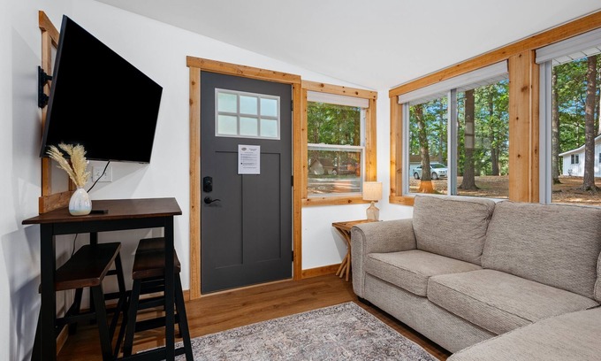 Mayfield Cabaña | Oak Leaf Cottage on Arbutus Lake