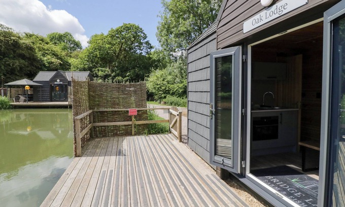 Middleton Cheney Cabaña | OAK LODGE AT BRIDGE LAKE FARM & FISHERY, romantic in Chacombe