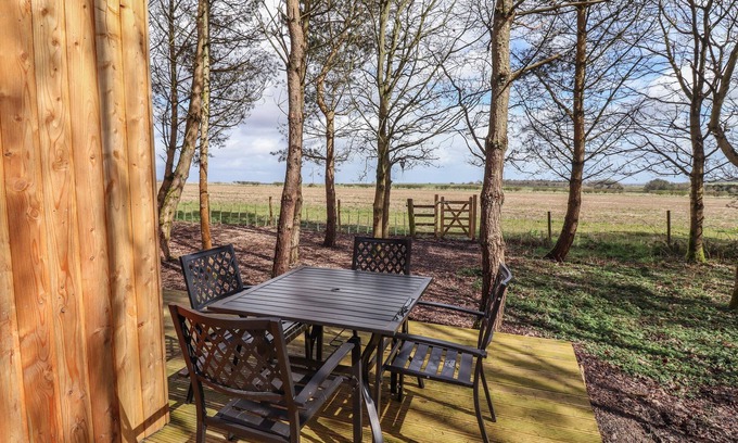 Morpeth Cabaña | OAK LODGE, pet friendly, character holiday cottage in Morpeth