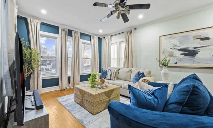 Oak Park Casa | Oak Park 5bd 2bth sleeps 11 with 3 private parking