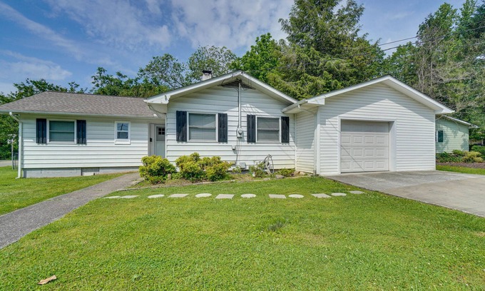 Oak Ridge Casa | Oak Ridge Retreat w/ Porch < 1 Mi to Downtown