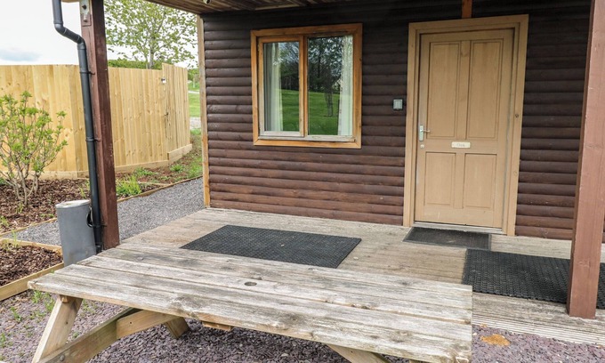 Cowbridge Cabaña | OAK, romantic, country holiday cottage, with a garden in Cowbridge