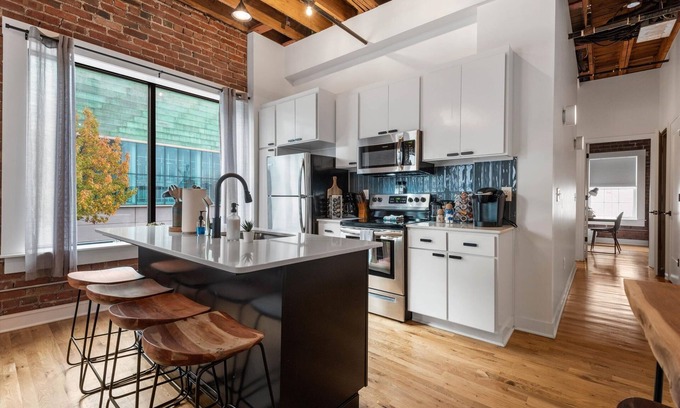 Downtown Kansas City Condominio | Oak St Lofts - 3brm 2bath Private Parking, Walk to T-Mobile Center!