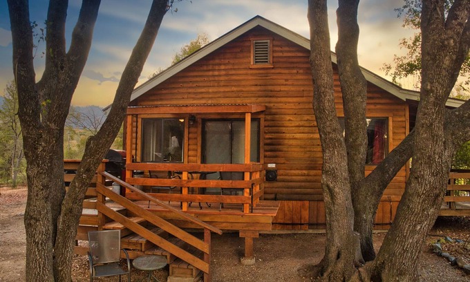 Ahwahnee Cabina | Oak Suite - Sierra Mountain Lodge