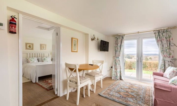 Piltdown Cabaña | Oak Tree Cottage is a charming and peaceful cottage with countryside views.