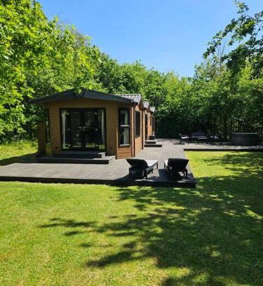 Denstone Casa | Oak Tree Lodge with Hot Tub near Alton Towers