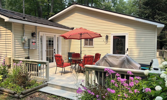 Lake George Casa | Oak Tree Retreat - Steps away from water fun!