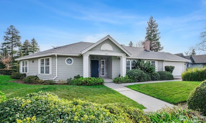 Visalia Casa | Oak West Home
