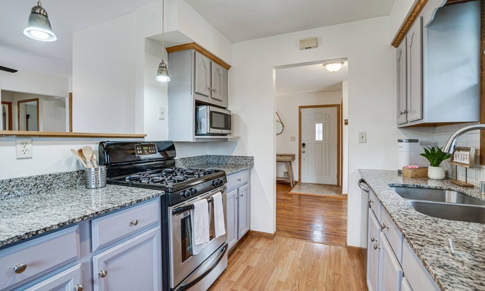 Oakdale Casa | Oakdale Home w/ Deck - 7 Mi to Downtown St Paul!