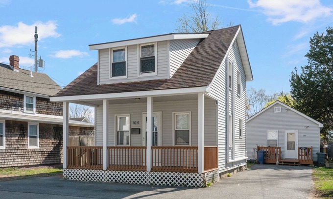 Warwick Cabaña | Oakland Beach cottage near Iggy's, Buttonwoods, marina, fishing & airport