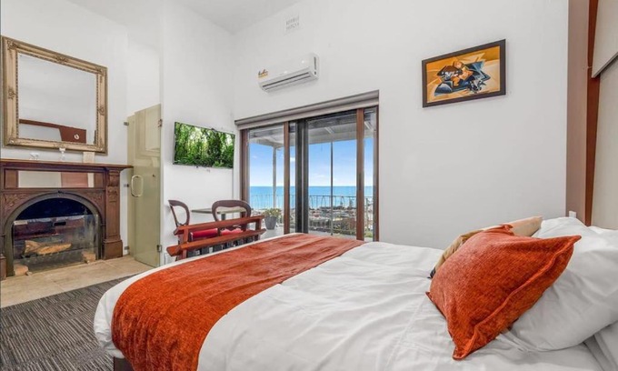 Burnie Casa | Oakleigh Guest House with Ocean Views - Room 8