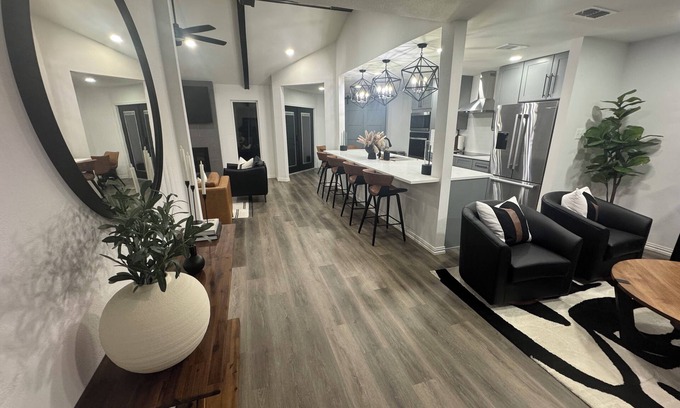 North Arlington Casa | Oaks Retreat - Stylish 2bd/2br house near Arlington Entertainment District