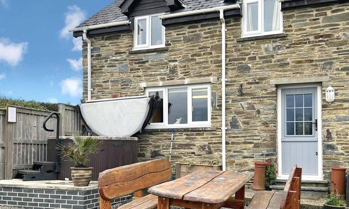 Cardigan Cabaña | Oaktree Cottage, Cardigan