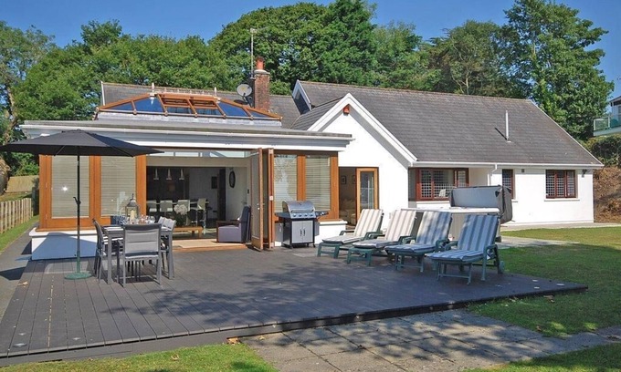 Saundersfoot Casa | Oaktree Lodge - Luxury Cottage, Hot Tub, Sea Views
