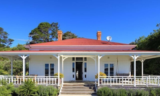 Omiha Casa | Oakura Bay Villa - Stay Waiheke