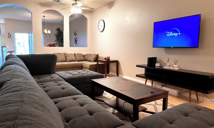 West Kissimmee Casa | Oakwater Resort - 3 bedroom/2.5 bath Townhouse. Minutes to Disney!