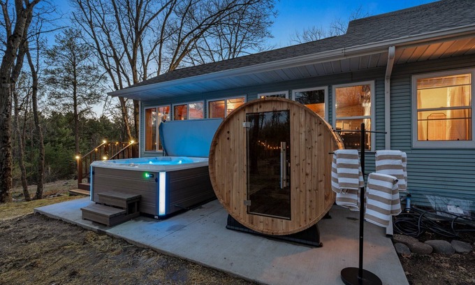 Wisconsin Dells Casa | Oakwood Manor: Hot Tub, Sauna, Fire Pit, Games