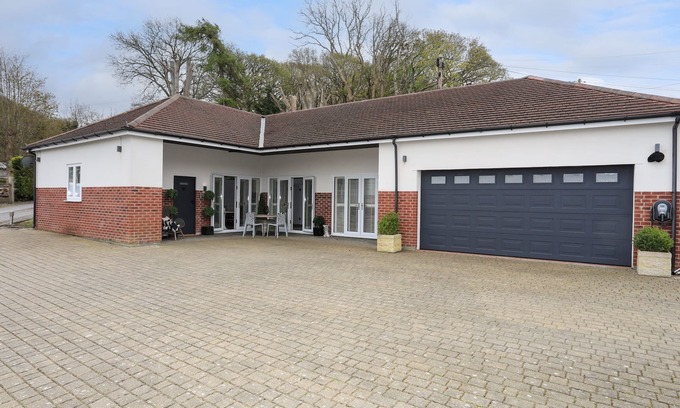 Henryd Cabaña | Oakwood Stables, CONWY