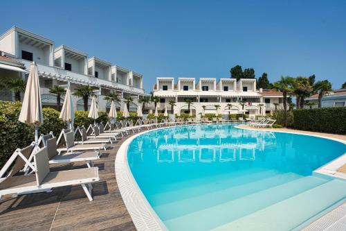 Eraclea Mare Apartamento | Oasi moderna con piscina a due passi dal mare