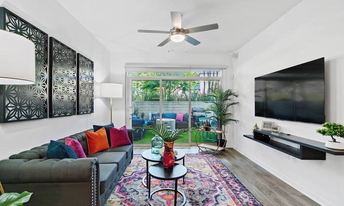 Los Angeles Hotel | Oasis 2BD/2BA near WeHo w/ Parking, W/D, & Fitness