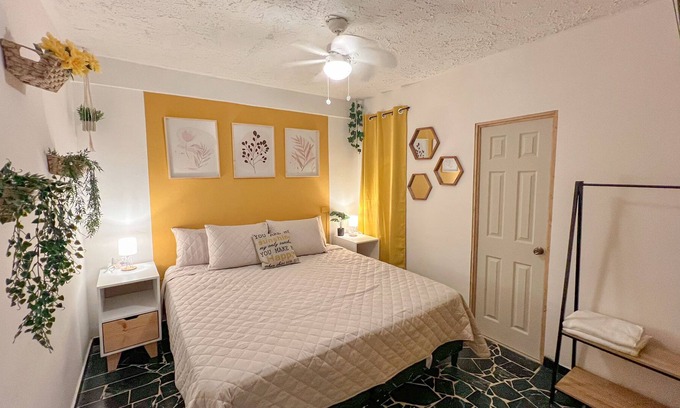Santa Tecla Casa | Oasis Amarillo: Cama King & Baño Privado