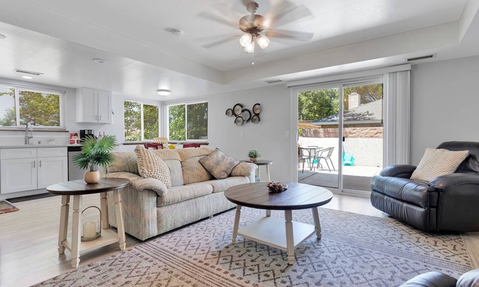 Victorville Condominio | Oasis Condo on the fairway; fast WiFi, smart TVs, spectacular golf course views