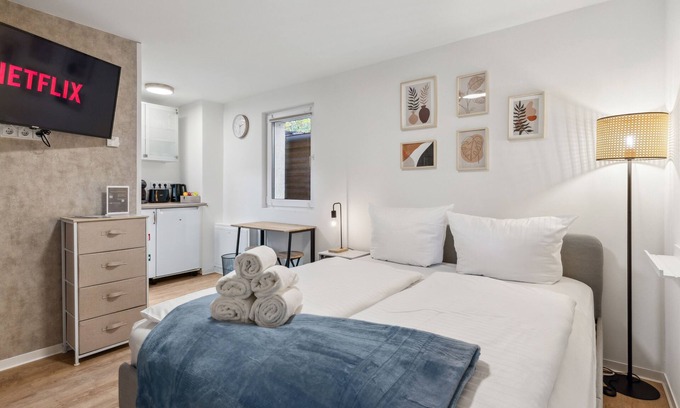 Eichwalde Apartamento | Oasis for 2 - opened in 2023 - private bathroom, parking, Smart TV with Netflix