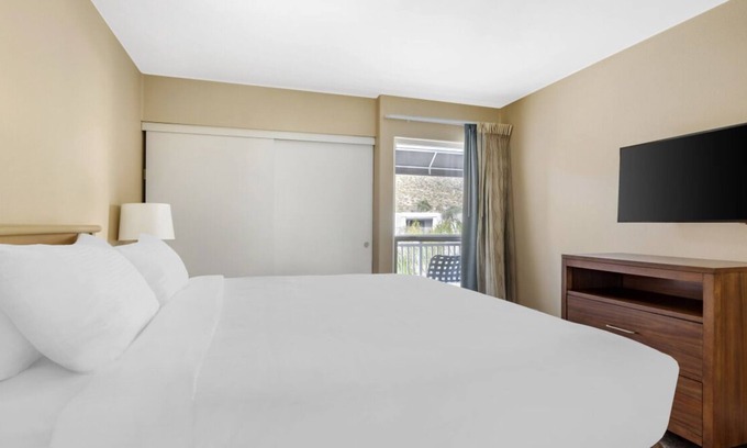 Canyon Corridor Complejo | Oasis Haven: Spacious Condo, Pool, Full Kitchen, Minutes from Aerial Tram