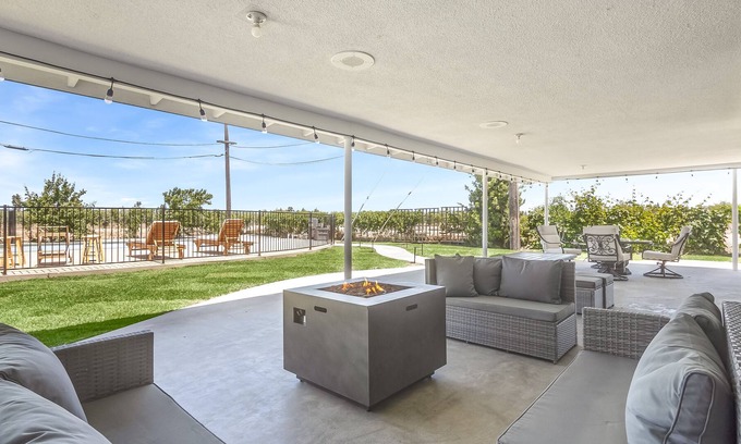 Clovis Casa | Oasis in ❤️ of Clovis w/ pool, jacuzzi & pool table