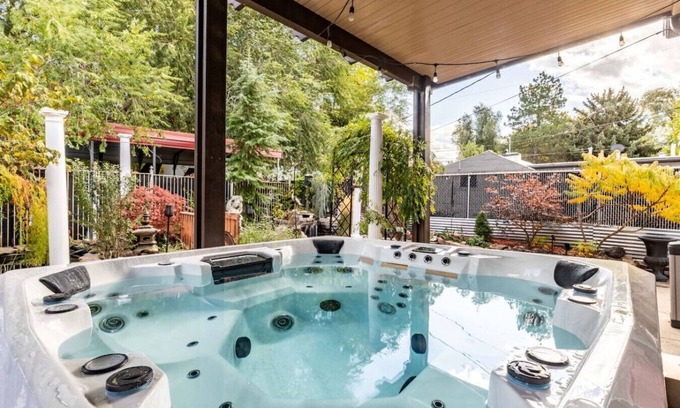 Downtown Salt Lake City Apartamento | Oasis in the City - Hot tub, Pool table, Koi Pond
