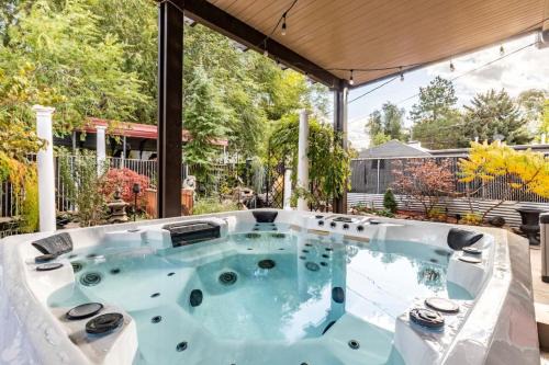 Downtown Salt Lake City Casa | Oasis in the City Hot tub, Pool table, Koi Pond