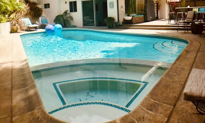 Hollywood Dell Apartamento | Ubicación privilegiada de HOLLYWOOD: lujoso oasis con piscina y spa a minutos de las atracciones.