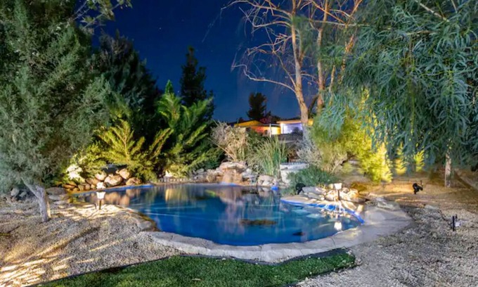Joshua Tree Casa | Oasis🌵in the❤️of Joshua Tree + Gym + Hot Tub + Tesla⚡️+ pond and waterfall