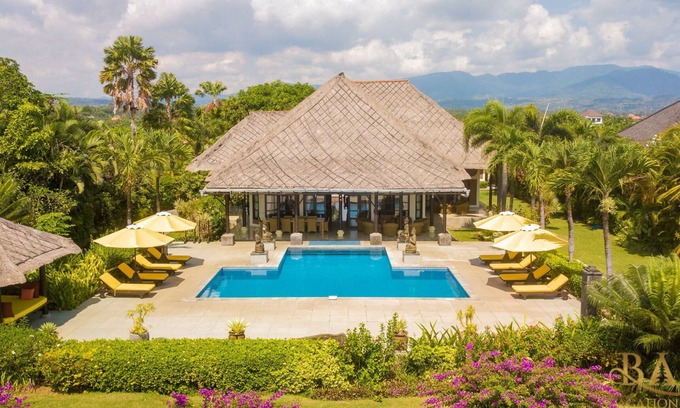 Banjartegehe Villa | Oasis of Luxury and Lush Tropical Gardens!