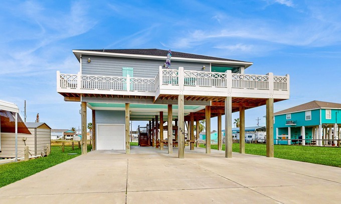 Crystal Beach Casa | Oasis | Steps to Beach | Large Deck | Pet Paradise