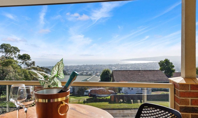 Dromana Casa | Oasis Views - Beautiful Holiday House , Pet Friendly just minutes from Dromana foreshore